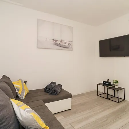 Zeus Apartment